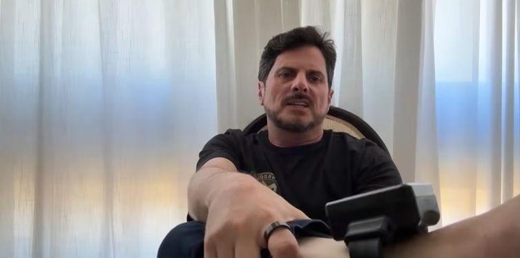 Senador Marcos do Val descumpre decisão do STF e faz live nas redes sociais