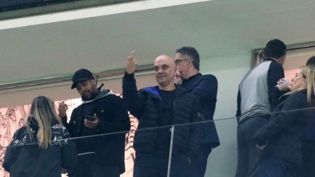 Gesto polêmico de Alexandre de Moraes em jogo do Corinthians repercute nas redes sociais